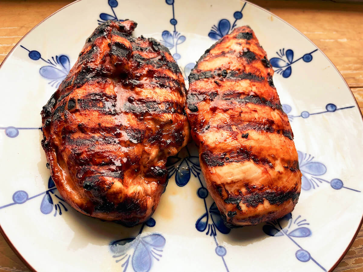 why put mustard on chicken before grilling
